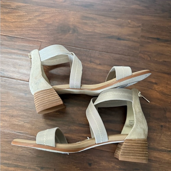 Elegant Tan and Gold Donald Pliner Strappy Block Heel Women's Sandals-Size 8 - Picture 9 of 11